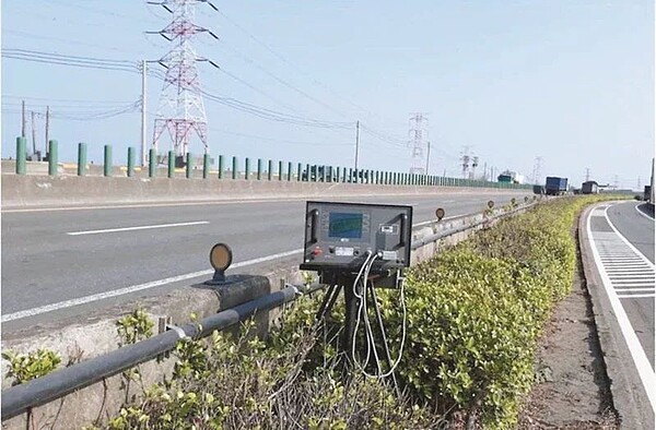 台61線西濱快速公路車禍頻傳,警方加強執法,遏止超速超載等違規。圖/警方提供