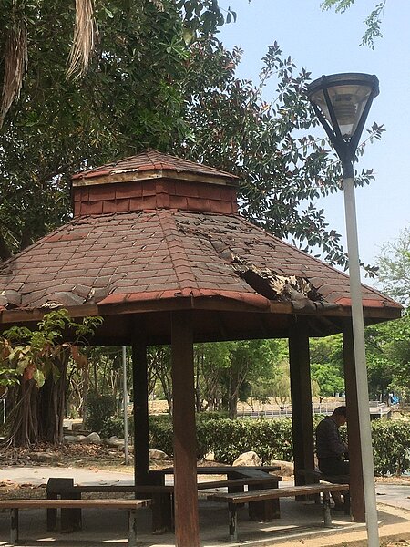 位在台南市新營區的南瀛綠都心涼亭破損嚴重。圖/國民黨南市議員蔡育輝提供