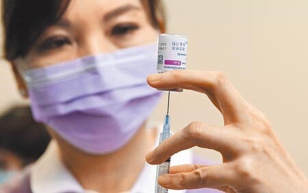 圖為醫護人員於疫苗施打前的準備作業。(本報資料照片)