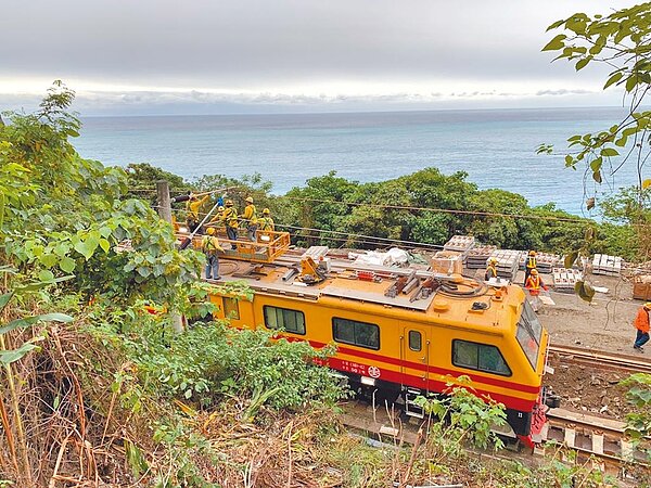 太魯閣列車意外事故現場已完成鋼軌鋪設、電力系統架設,並派遣電力維修車進行試車。(台鐵提供/王志偉花蓮傳真)
