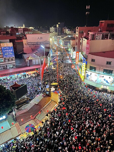 大甲媽遶境9日晚起駕，人潮擠滿街道。圖／民眾提供