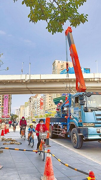 台北市議員日前接獲陳情，一項施工工程在吊掛鋼筋水泥時，竟有很多民眾經過。（北市議員耿葳提供／游念育台北傳真）