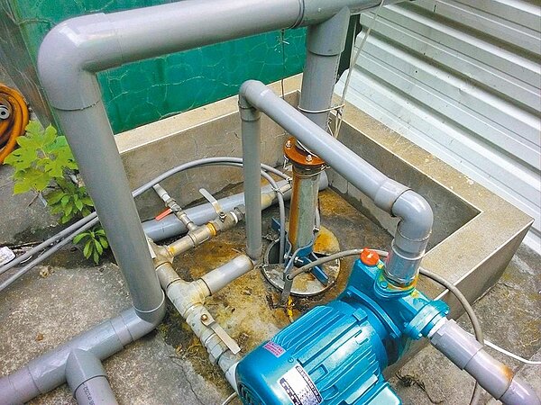 台中市水利局查獲神岡一家工廠私鑿水井抽取地下水,20天以來至少百輛水車載走2千噸。(台中市水利局提供/王文吉台中傳真)