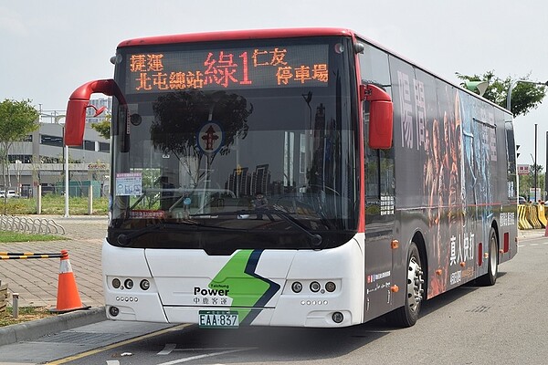 交通局宣布,考量捷運綠線將於4月25日通車,自4月26日起,與捷運高度重疊的800及53路將進行大幅度調整及轉型。圖/台中市交通局提供