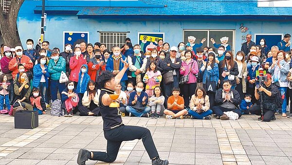 北北基廢止街頭藝人考照制，只要上線申請，人人都可以當街頭藝人，但要吸引觀眾，還是要憑真本事。（新北市文化局提供／葉德正新北傳真）