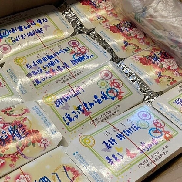 一名網友分享,自己協助送餐給遺體修復師時,發現便當上寫滿感謝字語,讓他相當感動。圖/擷自facebook