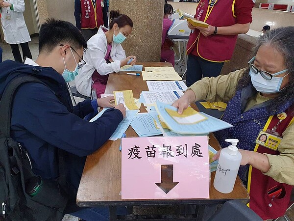 AZ疫苗前天單日接種人數二五七七人,創開打以來新高。聯合報資料照片 記者楊雅棠/攝影