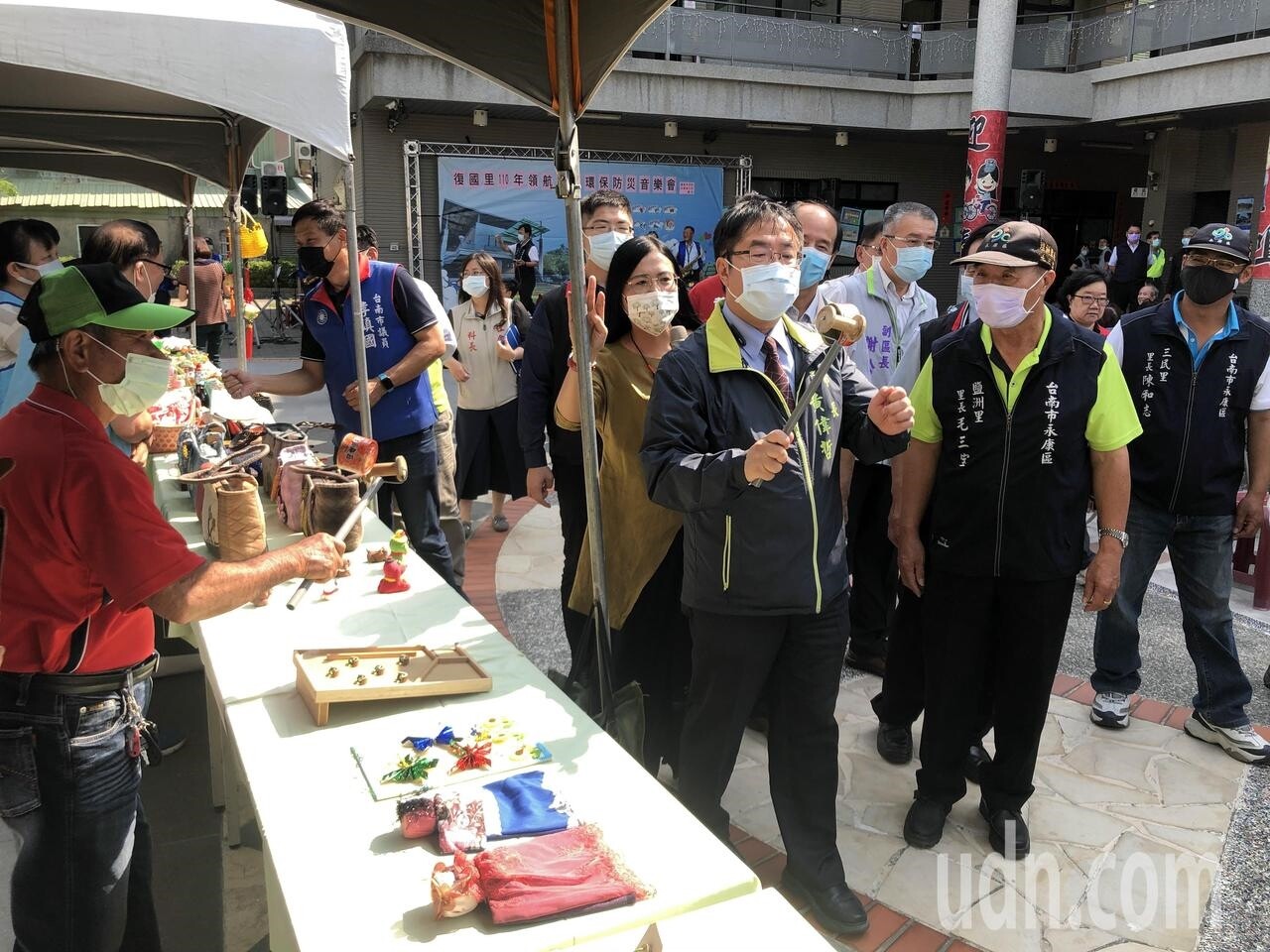 他和市長黃偉哲下午勘查永康區建設，強調砲校搬走後大片精華土地「市府會好好利用」。記者周宗禎／攝影