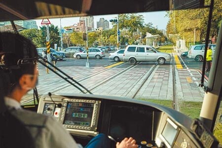 為降低輕軌路口肇事率,高市交通局預計未來2年在輕軌二階沿線50處路口設置智慧路口防碰撞警示系統,與駕駛艙連動,能提前警示駕駛避險。(本報資料照片)