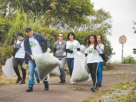 龍潭三和社區3年前開始清除小花蔓澤蘭，成果豐碩，有不少企業前來合作共同除蔓。（邱立雅攝）
