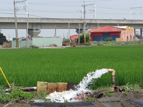 大旱缺水,高鐵路段下陷最嚴重的雲林縣土庫段附近的農田仍不斷抽水灌溉,埋下地層下陷隱憂。聯合報系資料照