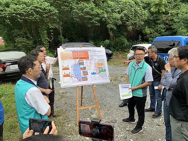 東服中心執行長洪宗楷(前排右3)協助縣府推動193線北段新闢外環道路,獲中央核定8億7000萬元。圖/東服中心提供