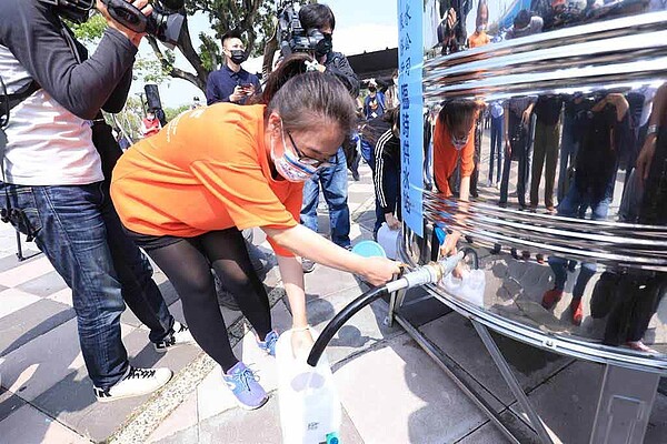 全台水情亮紅燈,台中市自4月6日起實施供五停二限水措施,豐邑機構發起省水比賽。圖/馮惠宜攝