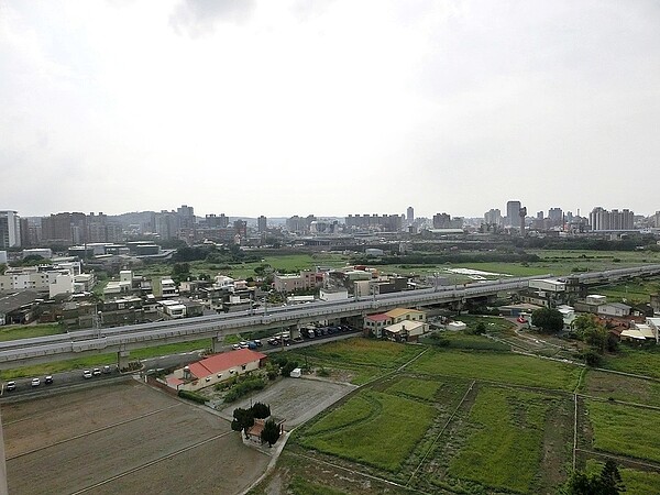 受惠新竹房市熱度及竹科題財,千甲重劃區屬於鄉間小路區域、田野景觀,不過房市交易卻出現轉手全賺的情況。圖/全球居