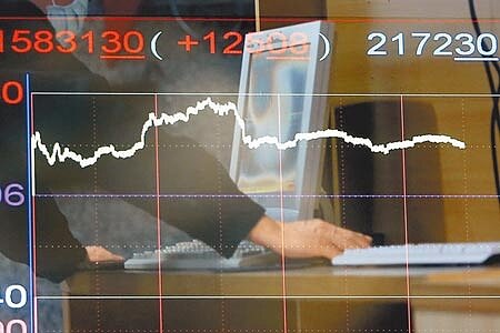 台股上周五盤中指數破「萬七」,眾多散戶、小資族透過盤中零股交易,是台股再創新高主因。(本報資料照片)