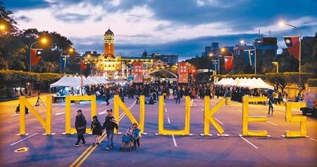 台灣缺電問題未解,台中火力發電廠只能重啟燃煤機組應急,氣候先鋒者聯盟發起人楊家法稱印證「非核即火」的發電方式。圖為2017年民間團體在總統府前提出非核家園訴求(本報資料照片)