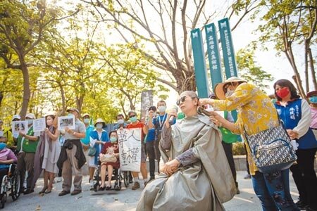 居民楊小姐痛批輕軌美術館路線選擇不當,市府罔顧民意,氣得在現場剃去長髮表達抗議。(袁庭堯攝)