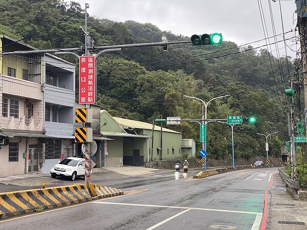 桃園市萬壽路1段等5處道路區間測速照相停止運作,造成車禍受傷事故頻傳。記者曾增勳/翻攝