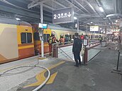 自強號底盤突冒火！中壢車站冒濃濃白煙