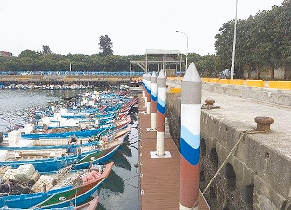 八里下罟子漁港是許多人賞日落的私房景點，新北市漁業局啟動活化，除了增設浮動碼頭並美化周邊漁港景觀，同時連結八里自行車道提升漁港觀光機能。（新北市漁業處提供／許哲瑗新北傳真）