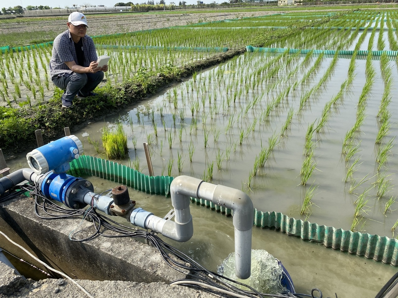 智慧化灌溉系統可節約灌溉用水至少30%，農民用手機App遠端操作，在家就可監測水位省去巡田水時間。記者林宛諭／攝影