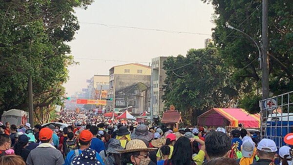 大甲媽9天8夜遶境下午5點抵達西螺大橋南端橋頭,成千上萬名信徒在橋上接駕。記者陳苡葳/攝影