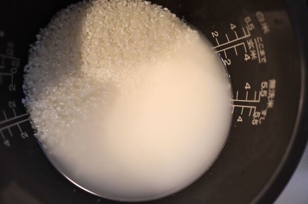 洗米水其實有著多種清潔用途，可以保存使用。圖擷取自暮らしニスタ