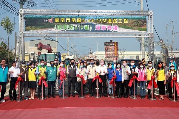 打造台南灣裡喜樹交通新動線，明興路619巷道路拓寬通車。圖／台南市政府提供