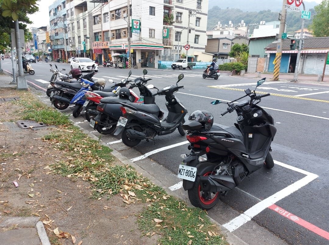 壽山龍泉寺登山口增設機車停車格。圖/高雄市交通局提供