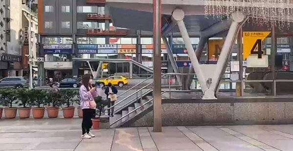 忠孝復興捷運站4號出口。圖／王若茵