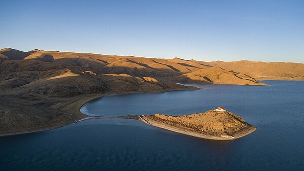 羊卓雍錯簡稱羊湖,大部分位於西藏山南市浪卡子縣境內,湖面海拔4400多米,與納木錯、瑪旁雍錯並稱西藏三大「聖湖」。 新華社