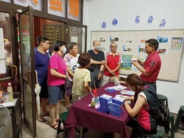 台南市消防人員深入社區，推廣裝設住警器。圖／台南市消防局提供