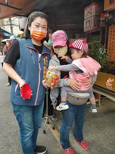 陳靜慧經常造訪里民,參與大大小小福美里活動。圖/取自陳靜慧臉書