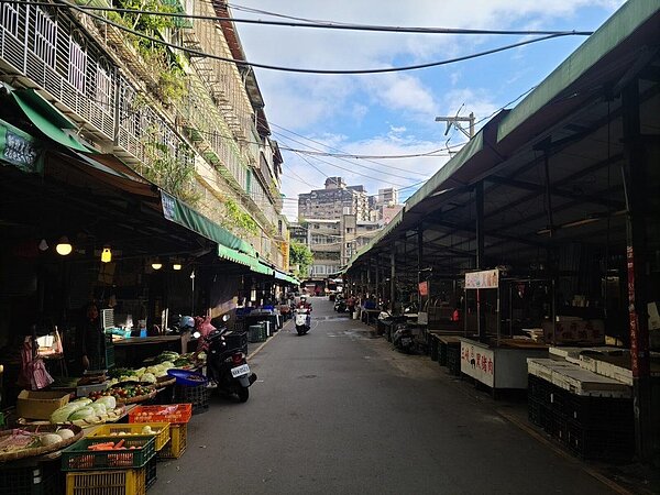 福美里的柴米油鹽核心之一,莊敬市場。圖/林卓安攝