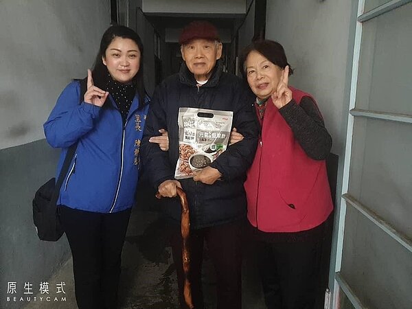 新年贈禮祝福高齡里民。圖／取自陳靜慧臉書