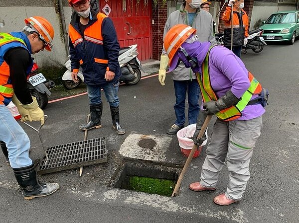 過年期間大範圍清掃水溝。圖／取自陳靜慧臉書