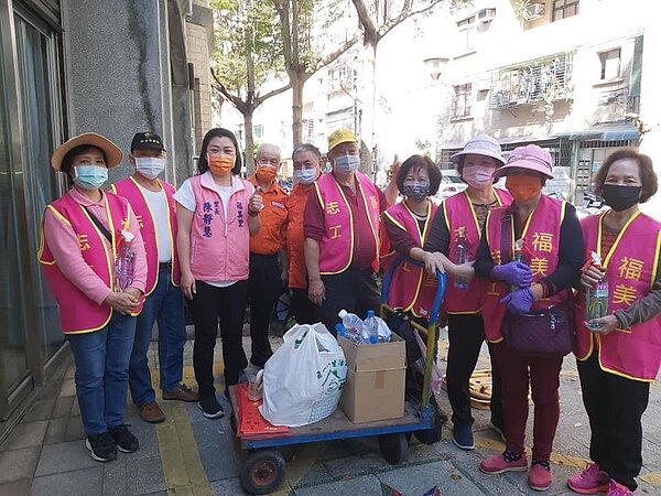 陳靜慧與里民志工進行大區域消毒。圖／取自陳靜慧臉書