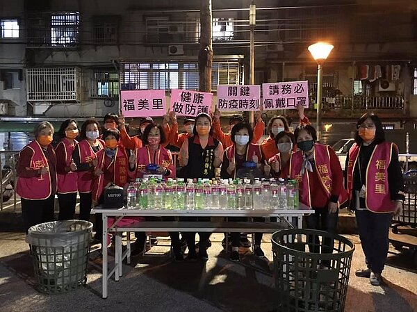 陳靜慧與里民志工送消毒水。圖／取自陳靜慧臉書
