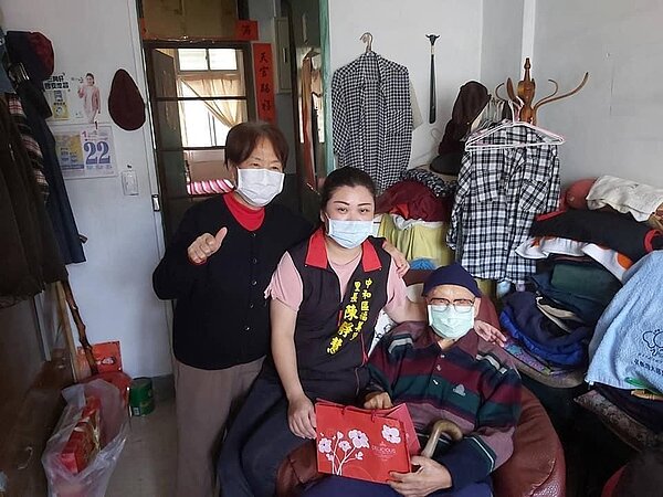 陳靜慧新年走訪高齡里民。圖／取自陳靜慧臉書