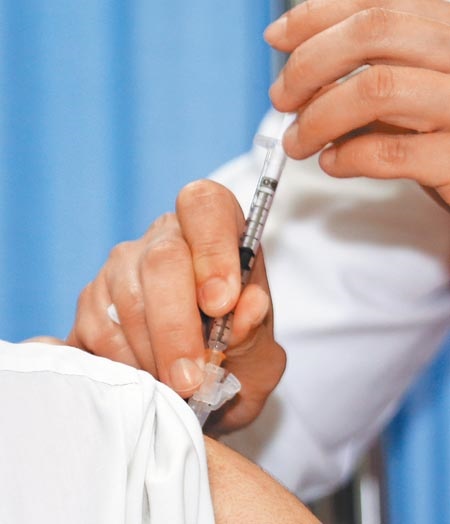 AZ疫苗擴大施打，台北市和平醫院護理人員施打作業。（陳君瑋攝）