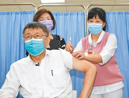 12日開放中央及地方政府防疫人員及高接觸風險工作者接種AZ新冠疫苗，台北市長柯文哲打完後表示未感到不適。（陳君瑋攝）