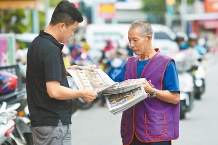 台北市報業商業同業公會昨日在一場公平交易委員會主辦的座談會中表示，紙媒在過去幾年因為數位媒體的發展而下滑，報業轉型的同時，「新聞付費」的產業新慣例也應該被建立。圖為民眾在街頭賣報紙。（中時資料照片）