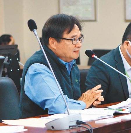 台北市民政局長藍世聰12日赴議會工作報告，議員不滿大家討論好幾個月的「脫北潮」，結果市府都沒有對策。（張立勳攝）