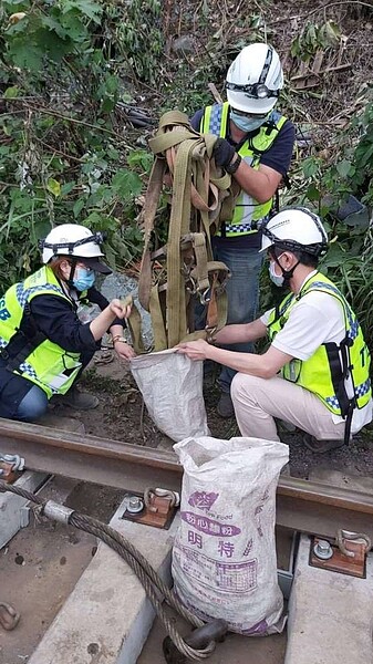 太魯閣號事故前，包商李義祥疑曾用綁帶綁在工程車上，再開怪手嘗試吊起工程車，沒想到反讓工程車掉落鐵軌，檢警已查扣綁帶送驗。圖／民眾提供