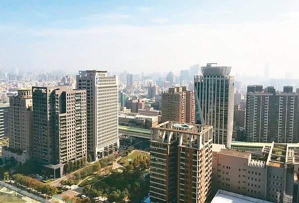 「房地合一2.0」預計7/1上路,再掀民眾對於打房、房價、公設等議題關注度。聯合報系資料照