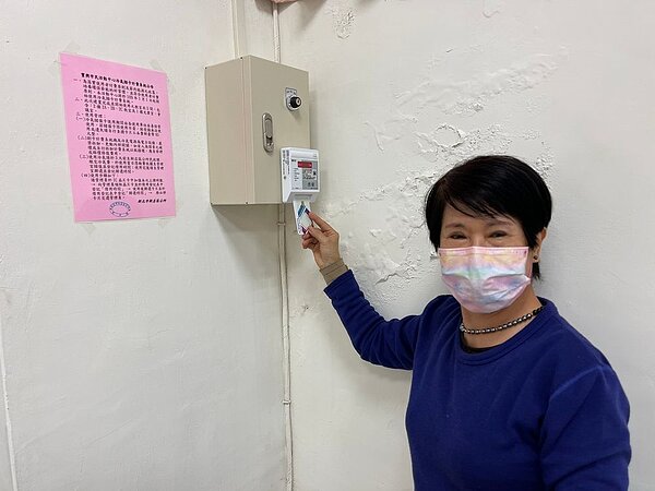 打造在地智能生活！新北市民政局偕同各公所於市民活動中心逐步裝設「冷氣智慧節能系統」進行E化管控。圖／新北市政府提供