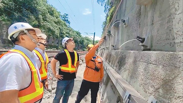 台鐵太魯閣號出軌意外釀重大死傷，立法院交通委員會12日赴宜蘭、新北市視察邊坡改善工程。（翻攝照片／李忠一宜蘭傳真）