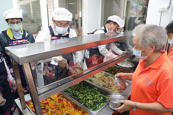 楠西區除了推動道路養護修繕外,也積極發展長照共老及新農人經濟等。圖/台南市政府提供