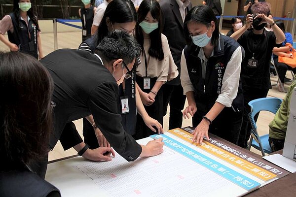 豐原安康好宅一期遞補招租申請電腦抽籤作業。圖/台中市政府提供