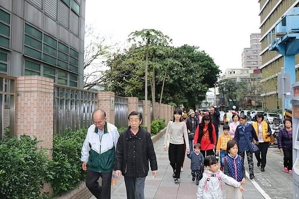 蕭進德騎上腳踏車，巡到平安為止。圖／曾美惠攝
